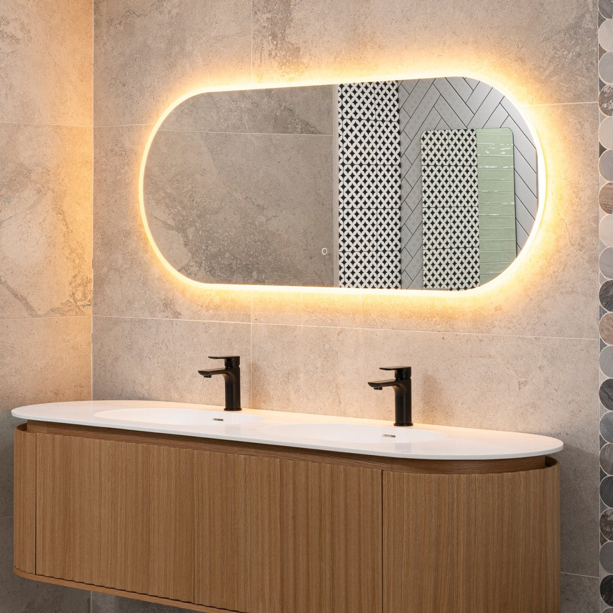 Espelho Oval Borda Infinita com LED 90x70 Cm Lapidado com Touch-Screen
